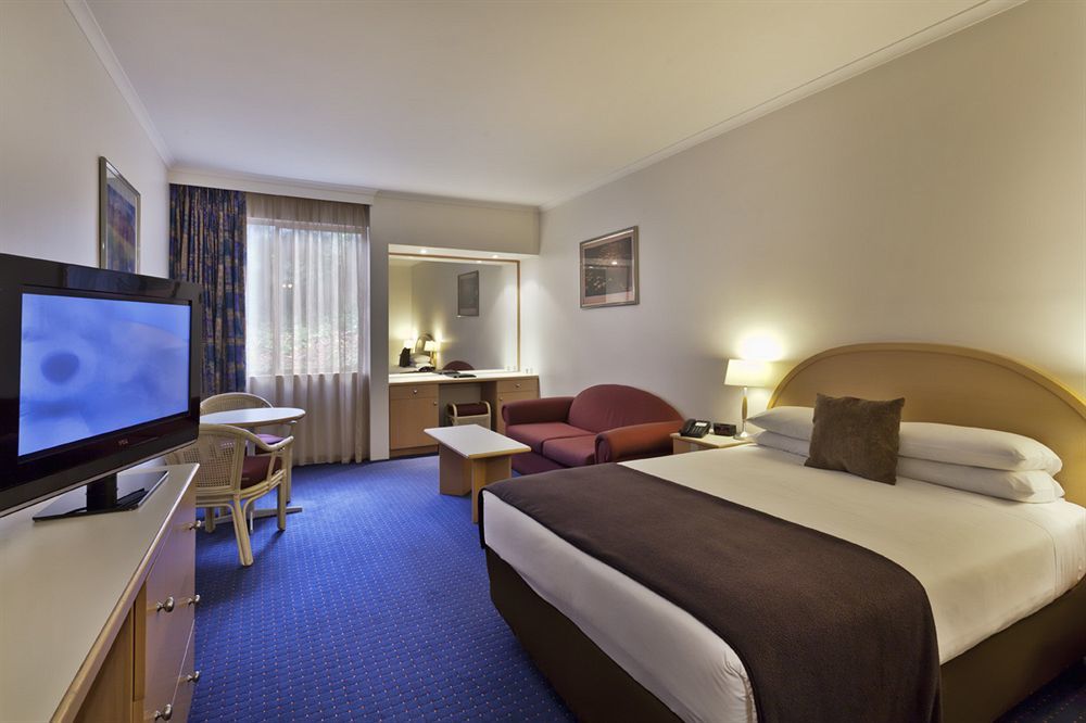 Quality Hotel Manor Mitcham Esterno foto