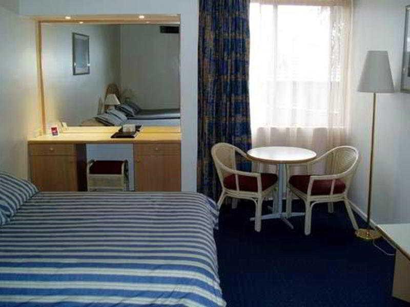 Quality Hotel Manor Mitcham Esterno foto
