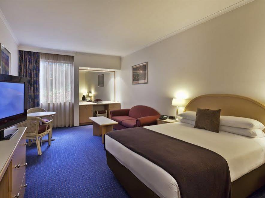 Quality Hotel Manor Mitcham Esterno foto