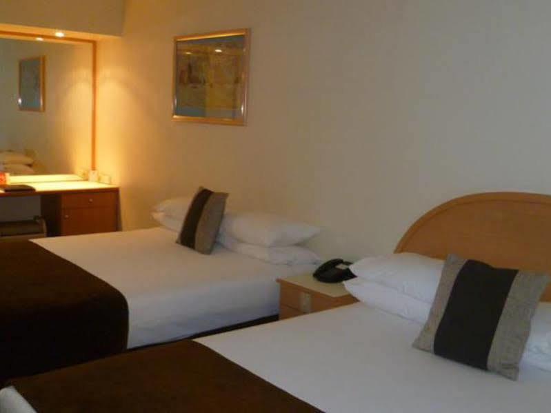 Quality Hotel Manor Mitcham Esterno foto