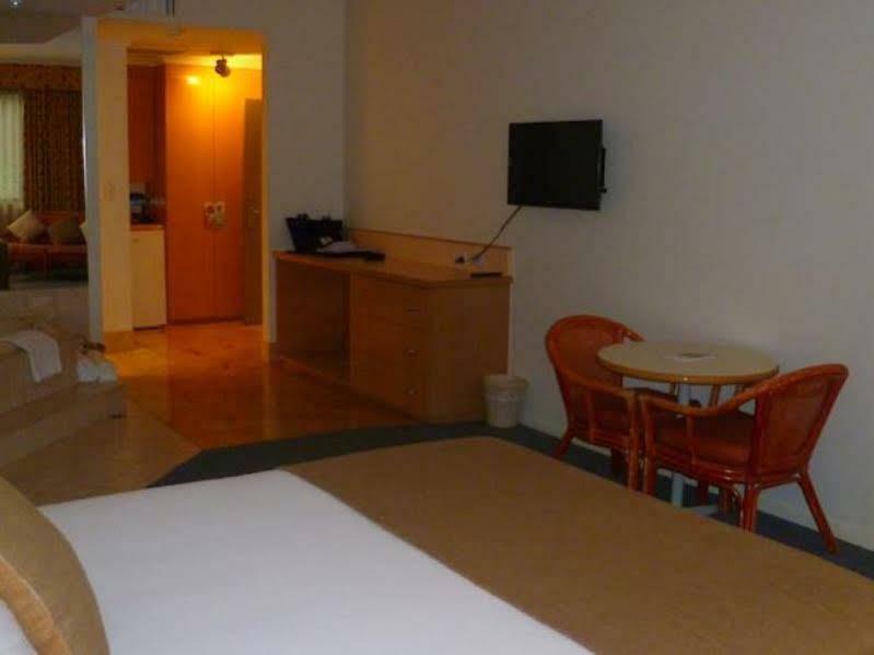 Quality Hotel Manor Mitcham Esterno foto